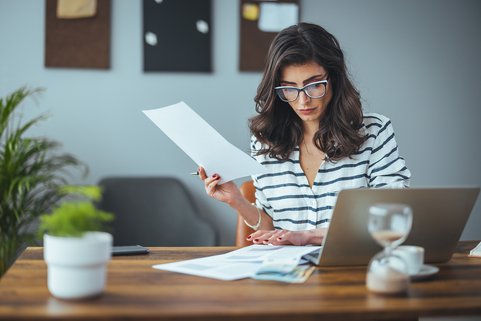 An advisor explains to their clients how to avoid making emotional investment decisions.