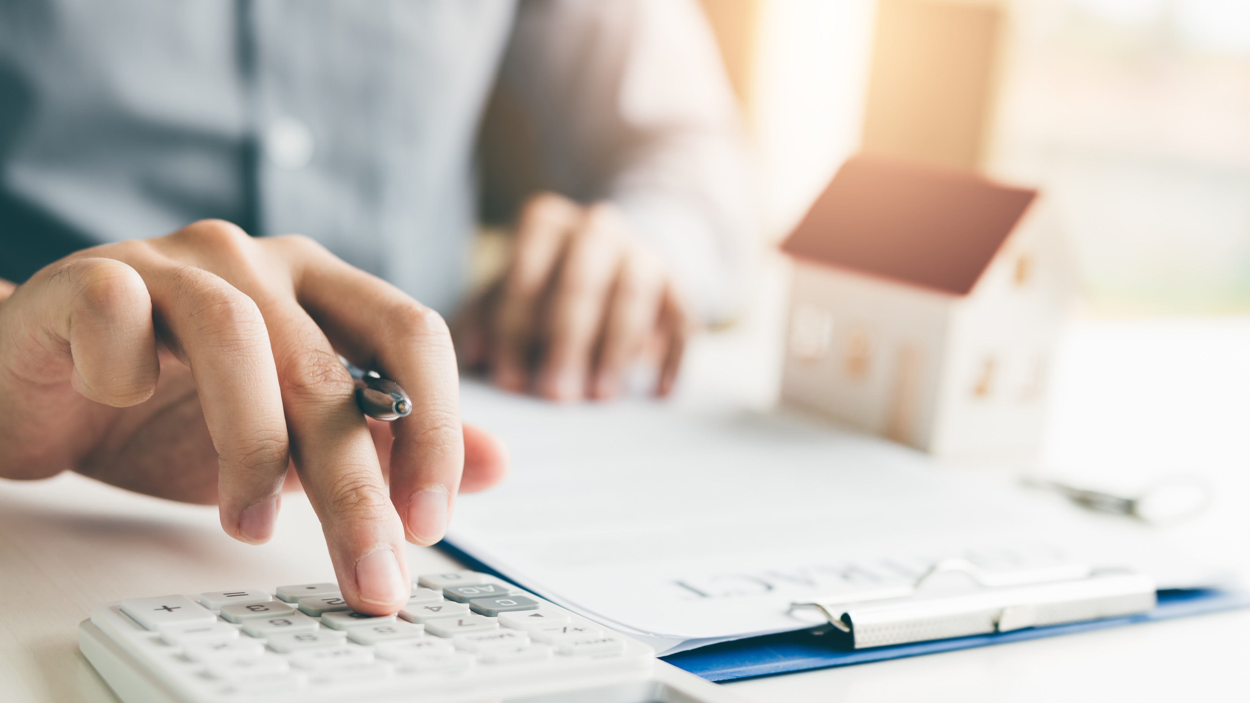 Canadians took out fewer new mortgages in Q4 while debt continued to increase